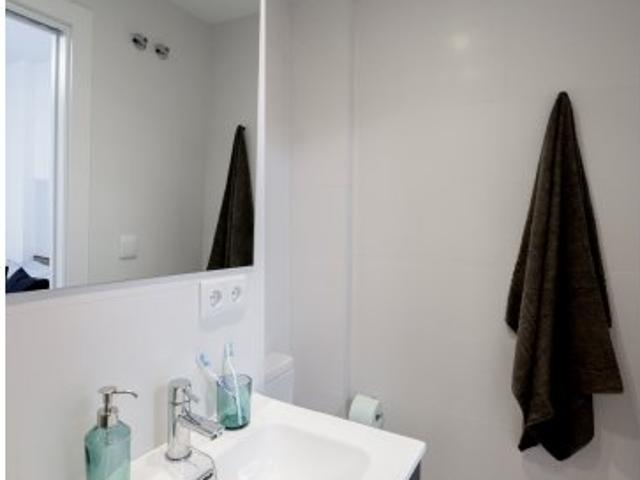 Se alquila habitación en piso de 5 dormitorios en Valencia