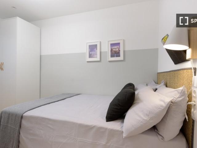 Se alquila habitación en piso de 5 dormitorios en Valencia