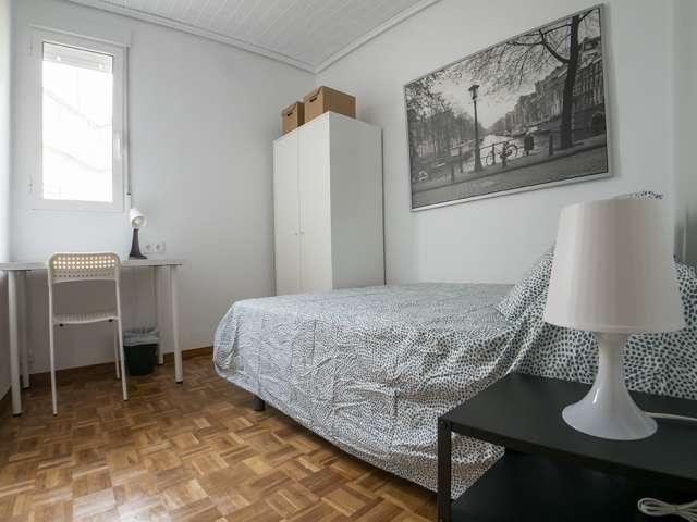 Se alquila habitación en piso de 5 dormitorios en Valencia