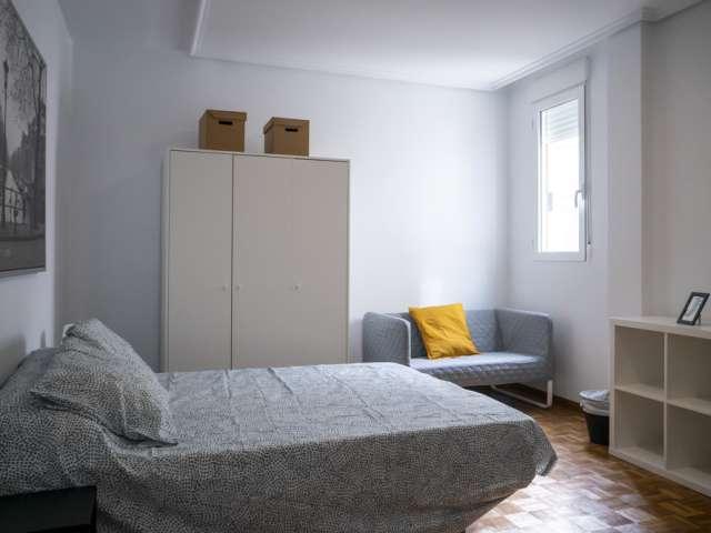 Se alquila habitación en piso de 5 dormitorios en Valencia