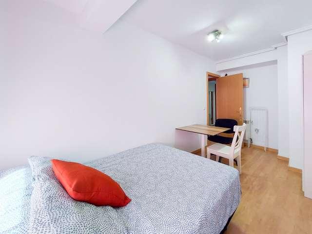 Se alquila habitación en piso de 5 dormitorios en Valencia