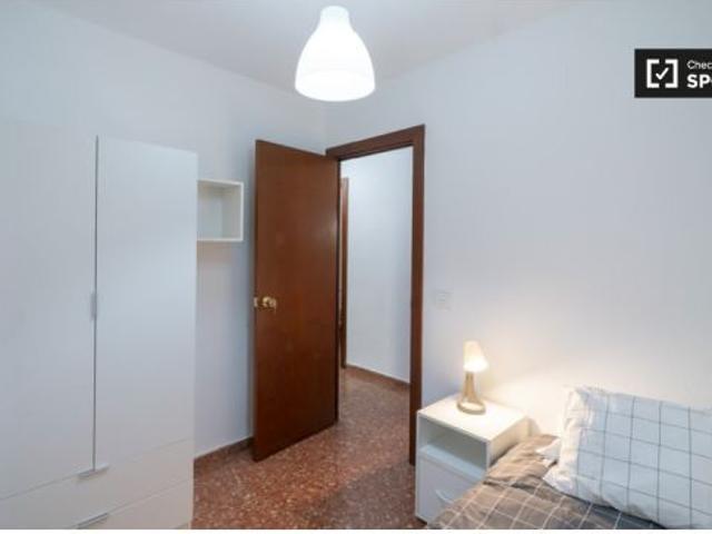 Se alquila habitación en piso de 5 dormitorios en Valencia