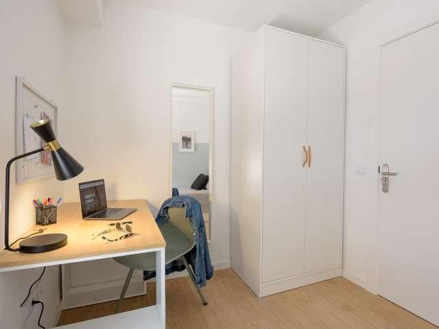 Se alquila habitación en piso de 5 dormitorios en Valencia