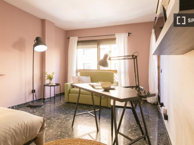 Se alquila habitación en piso de 5 dormitorios en Valencia