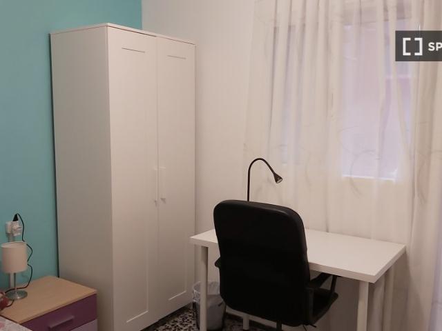Se alquila habitación en piso de 5 dormitorios en Valencia