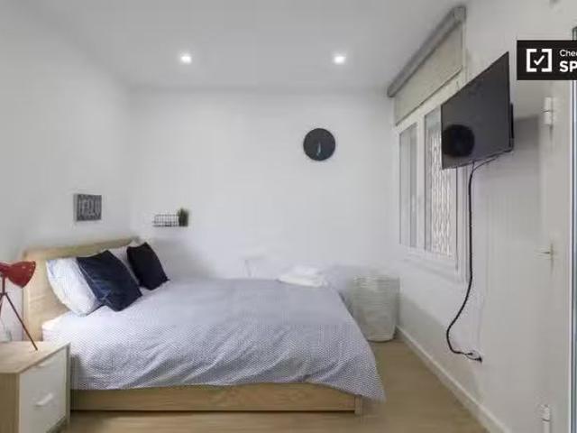 Se alquila habitación en piso de 5 dormitorios, Sants, Barcelona