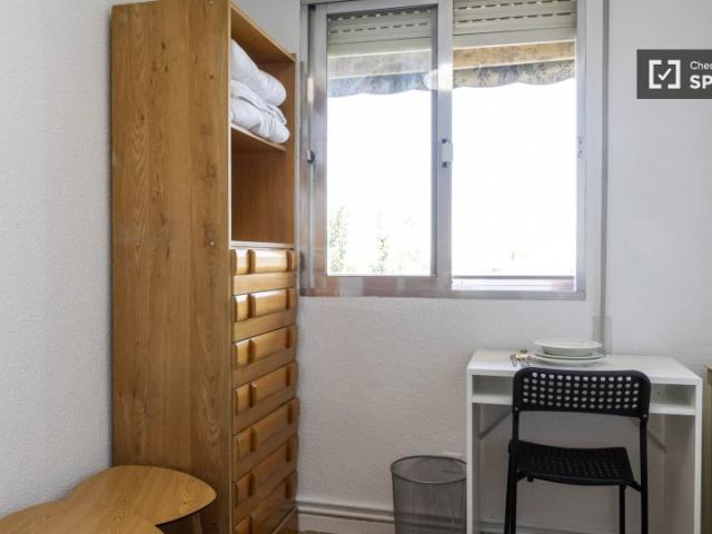 Se alquila habitación en piso de 5 habitaciones, Vista Alegre, Madrid