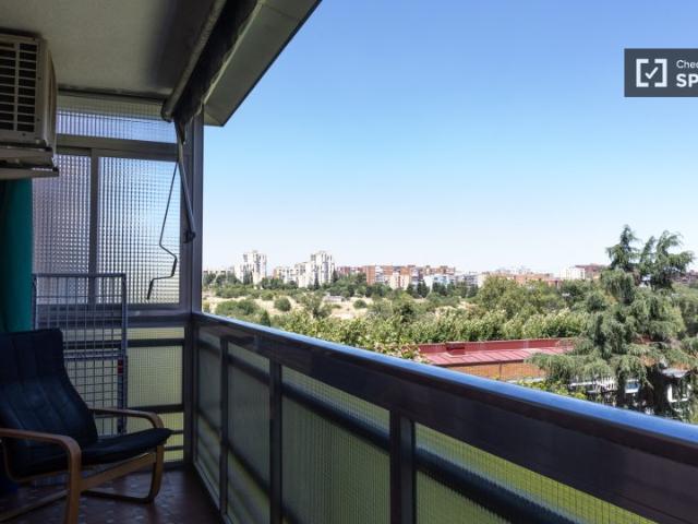 Se alquila habitación en piso de 5 habitaciones, Vista Alegre, Madrid