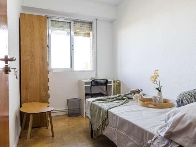 Se alquila habitación en piso de 5 habitaciones, Vista Alegre, Madrid