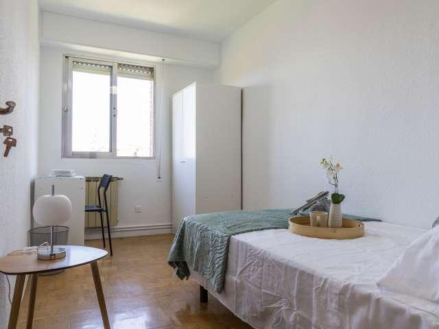 Se alquila habitación en piso de 5 habitaciones, Vista Alegre, Madrid