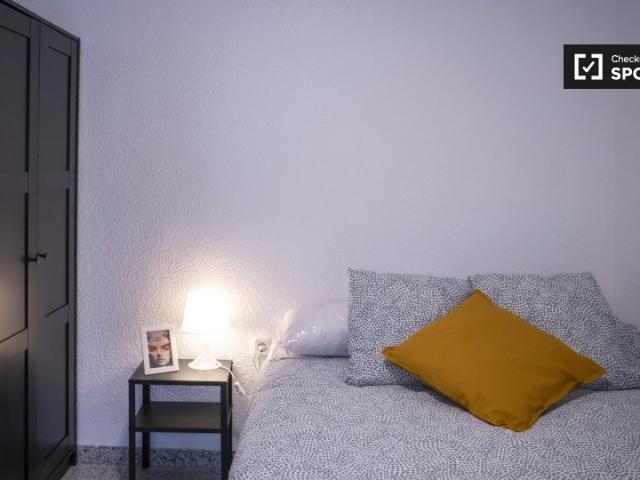 Se alquila habitación en piso de 5 habitaciones en Torrefiel, Valencia