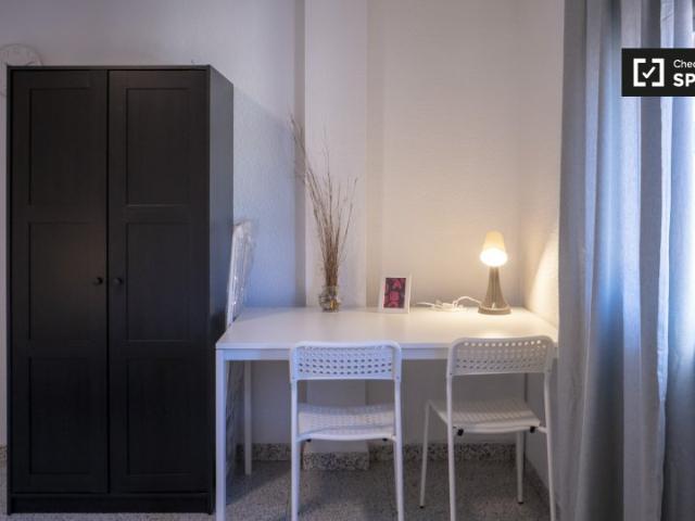 Se alquila habitación en piso de 5 habitaciones en Torrefiel, Valencia
