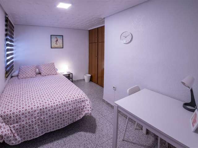 Se alquila habitación en piso de 5 habitaciones en Torrefiel, Valencia