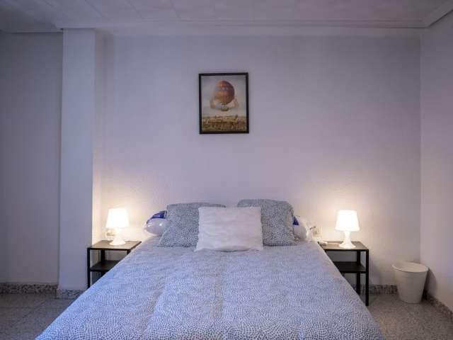 Se alquila habitación en piso de 5 habitaciones en Torrefiel, Valencia