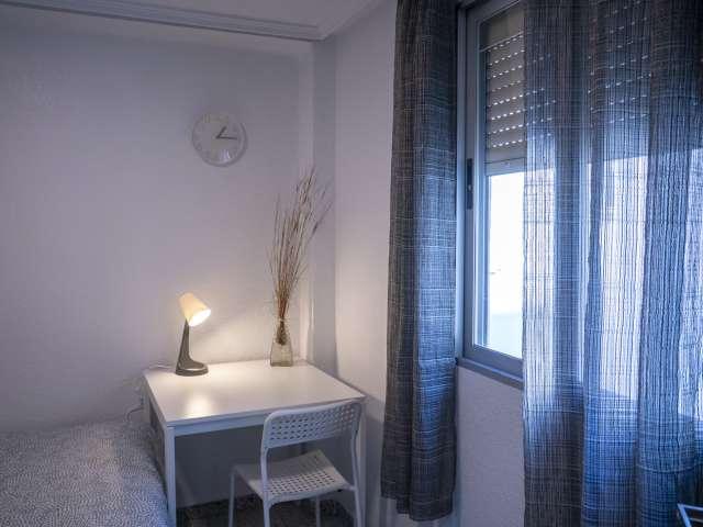 Se alquila habitación en piso de 5 habitaciones en Torrefiel, Valencia
