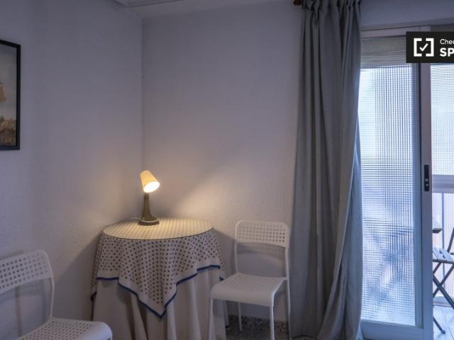 Se alquila habitación en piso de 5 habitaciones en Torrefiel, Valencia