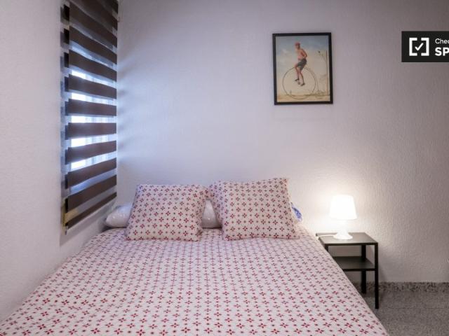 Se alquila habitación en piso de 5 habitaciones en Torrefiel, Valencia