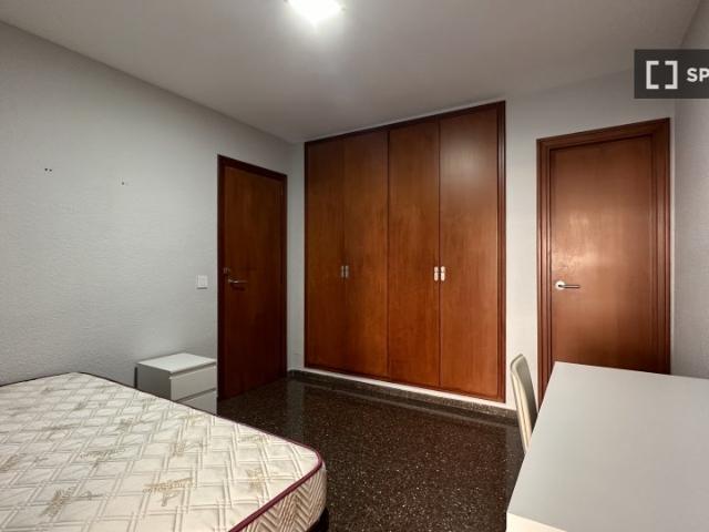 Se alquila habitación en piso de 5 habitaciones en Valencia