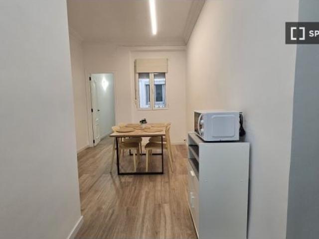 Se alquila habitación en piso de 5 habitaciones en Valencia