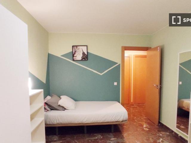 Se alquila habitación en piso de 5 habitaciones en Zaragoza