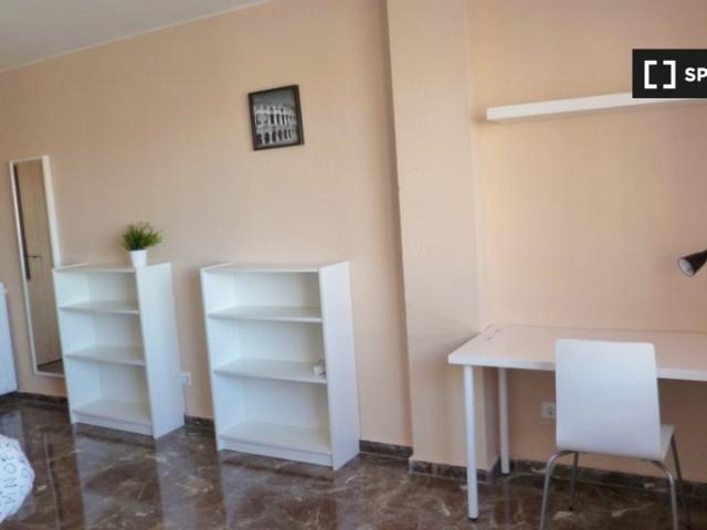 Se alquila habitación en piso de 5 habitaciones en Zaragoza