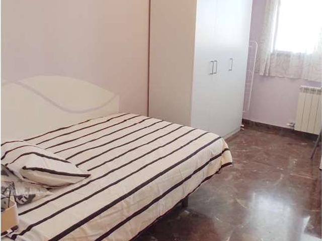 Se alquila habitación en piso de 5 habitaciones en Zaragoza