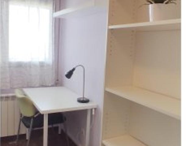 Se alquila habitación en piso de 5 habitaciones en Zaragoza