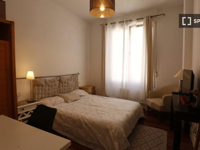 Se alquila habitación en piso de 5 habitaciones en Abando, Bilbao