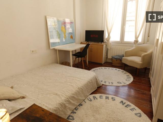 Se alquila habitación en piso de 5 habitaciones en Abando, Bilbao