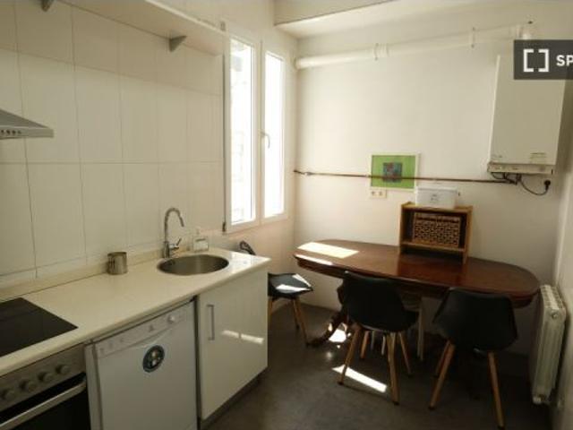 Se alquila habitación en piso de 5 habitaciones en Abando, Bilbao