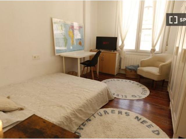 Se alquila habitación en piso de 5 habitaciones en Abando, Bilbao