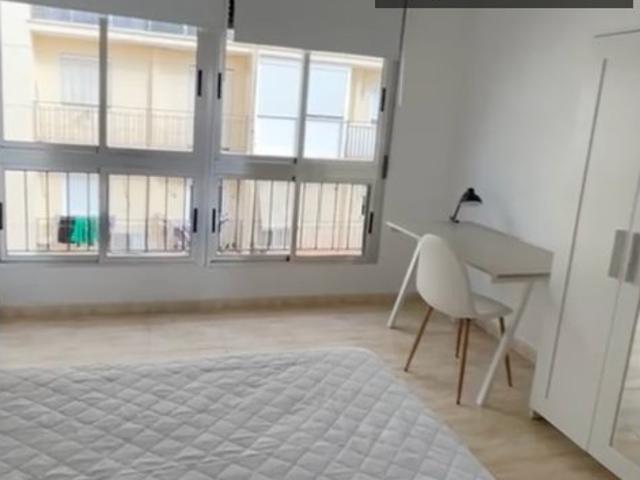 Se alquila habitación en piso de 5 habitaciones en Almería, Almería