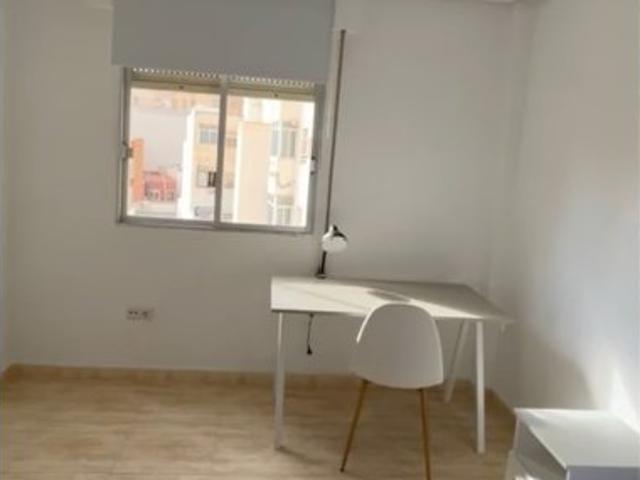 Se alquila habitación en piso de 5 habitaciones en Almería, Almería