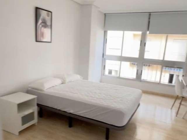 Se alquila habitación en piso de 5 habitaciones en Almería, Almería