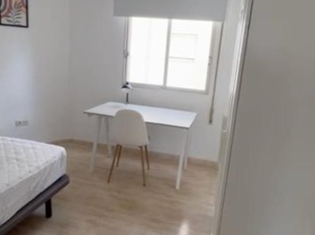 Se alquila habitación en piso de 5 habitaciones en Almería, Almería