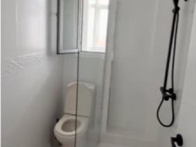Se alquila habitación en piso de 5 habitaciones en Almería