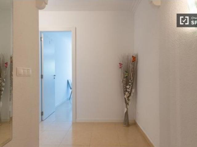 Se alquila habitación en piso de 5 habitaciones en Albors