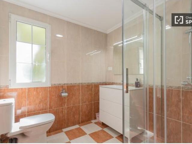 Se alquila habitación en piso de 5 habitaciones en Albors