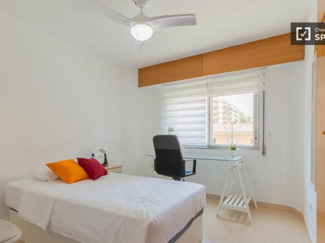 Se alquila habitación en piso de 5 habitaciones en Albors, Valencia