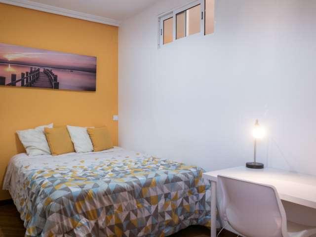 Se alquila habitación en piso de 5 habitaciones en Alcalá de Henares