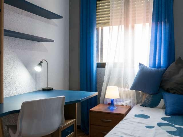 Se alquila habitación en piso de 5 habitaciones en Alcalá de Henares