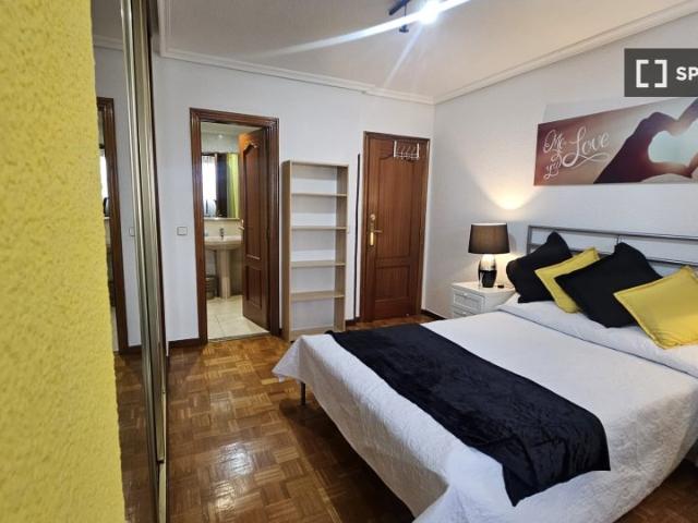 Se alquila habitación en piso de 5 habitaciones en Alcalá de Henares
