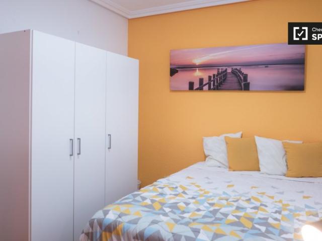 Se alquila habitación en piso de 5 habitaciones en Alcalá de Henares