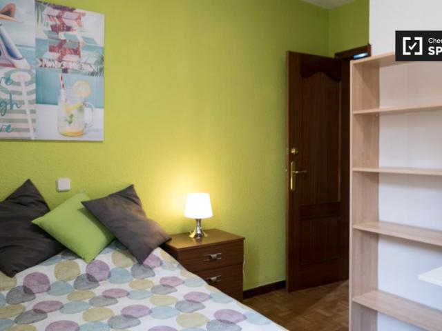Se alquila habitación en piso de 5 habitaciones en Alcalá de Henares