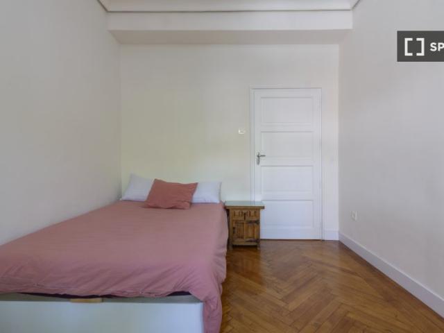 Se alquila habitación en piso de 5 habitaciones en Arganzuela, Madrid