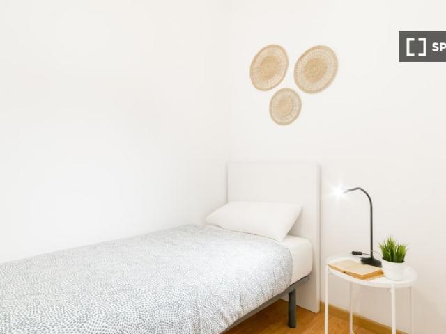 Se alquila habitación en piso de 5 habitaciones en Barcelona