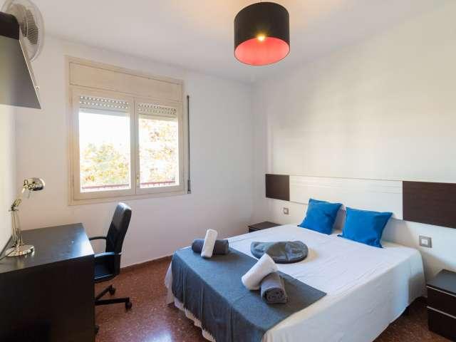 Se alquila habitación en piso de 5 habitaciones en Barcelona