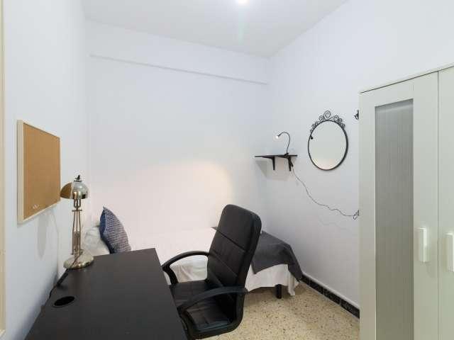 Se alquila habitación en piso de 5 habitaciones en Barcelona