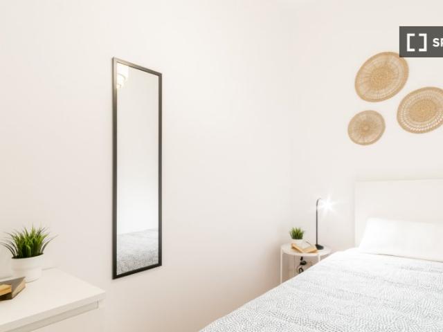 Se alquila habitación en piso de 5 habitaciones en Barcelona