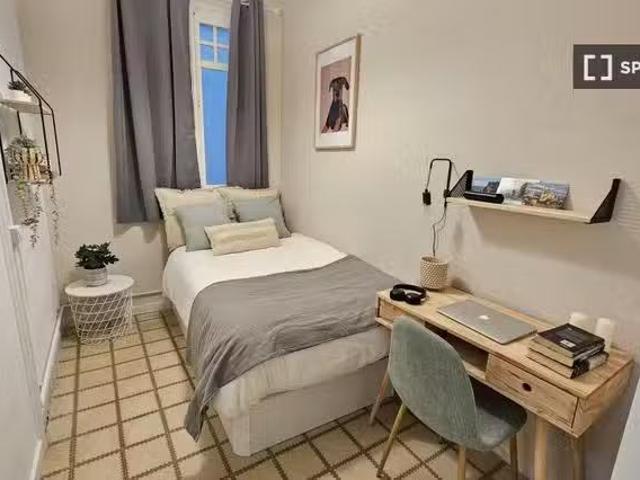 Se alquila habitación en piso de 5 habitaciones en Barcelona